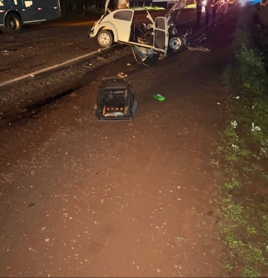 Motorista de Fusca morre em colisão frontal com ônibus na PR-239