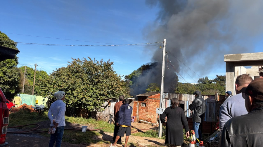 Incêndio destrói casa no bairro Neva