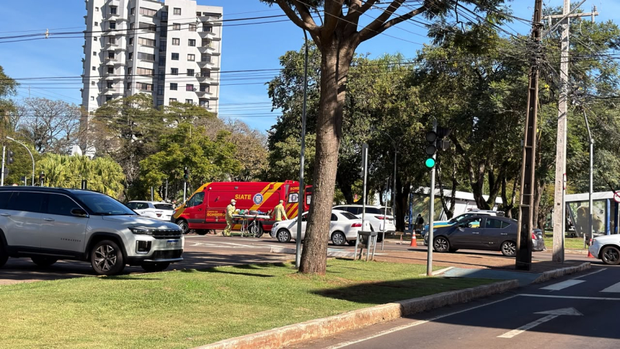Jovem fica ferido em colisão na Avenida Brasil