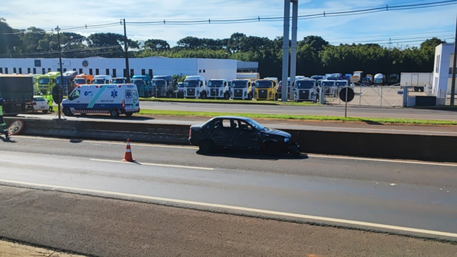 Corsa fica prensado entre caminhão e guard rail na BR-277