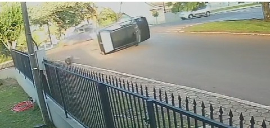 Motorista avança preferencial, provoca capotamento e deixa local do acidente
