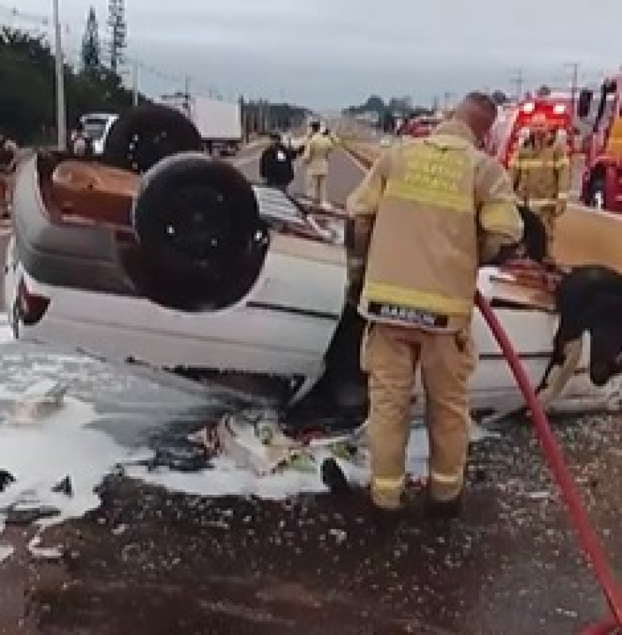 Carro capota em Campo Mourão