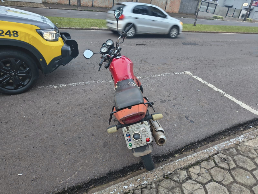 Moto com R$ 12 mil em débitos é apreendida pela PM