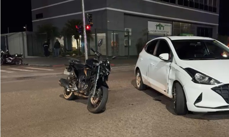 Motociclista fica ferida em acidente na Avenida das Pombas