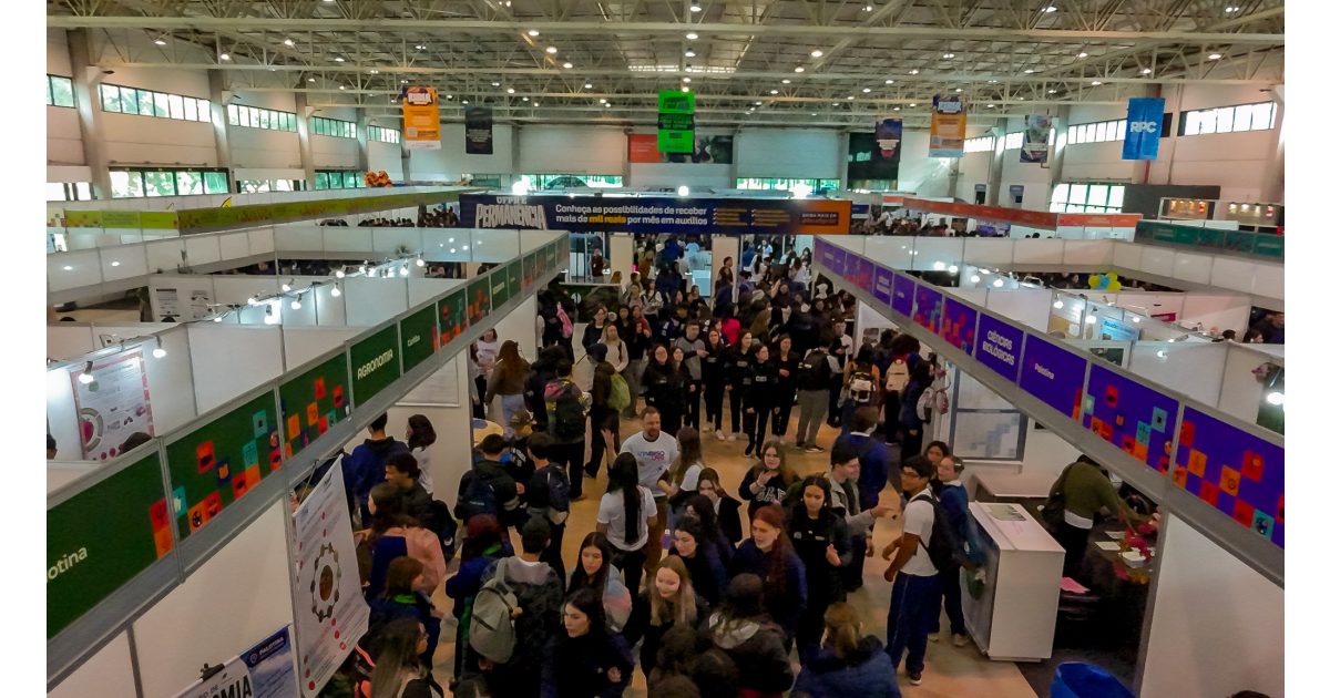 Visitantes de todas as idades conhecem novos cursos e possibilidades de carreira no Universo UFPR 
