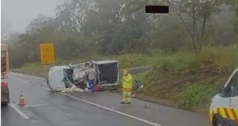 Caminhonete capota na BR-376 nos Campos Gerais