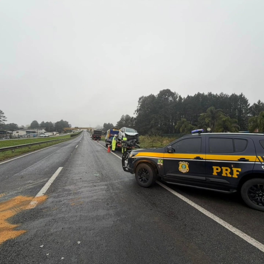Colisão envolvendo caminhão, carro e motocicleta deixa dois feridos graves na BR-277