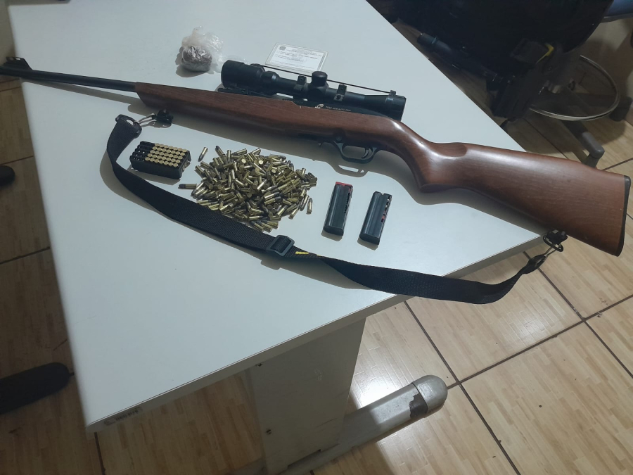Após disparo de arma de fogo, PM apreende rifle, munições e droga em Boa Vista da Aparecida