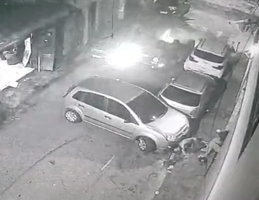 Câmera de segurança registra momento em que viatura da PM atinge pedestre durante perseguição em São Paulo