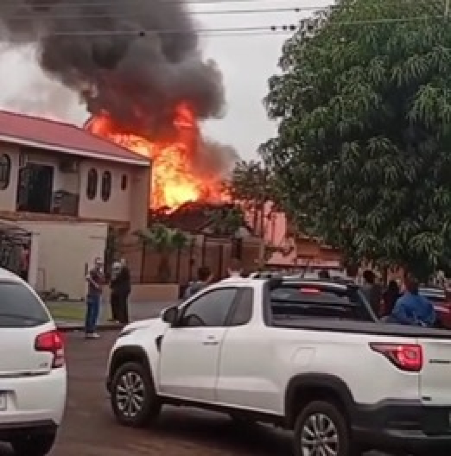 Incêndio destrói residência de madeira em Campina da Lagoa