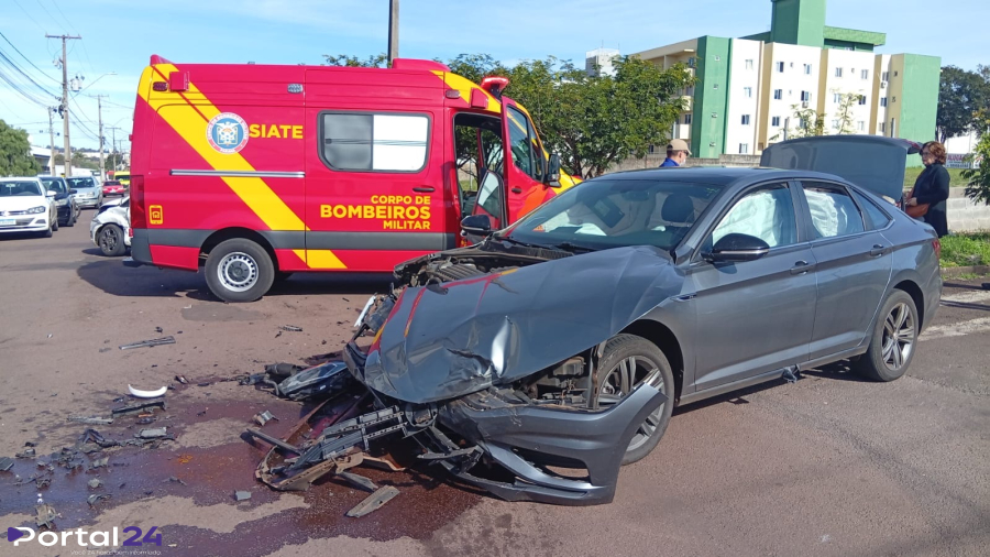 Colisão entre veículos deixa ferido em área de grande movimento em Cascavel