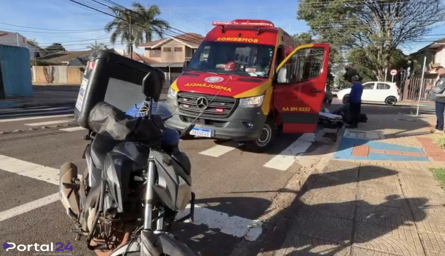 Colisão entre carro e moto elétrica deixa homem ferido em cruzamento urbano