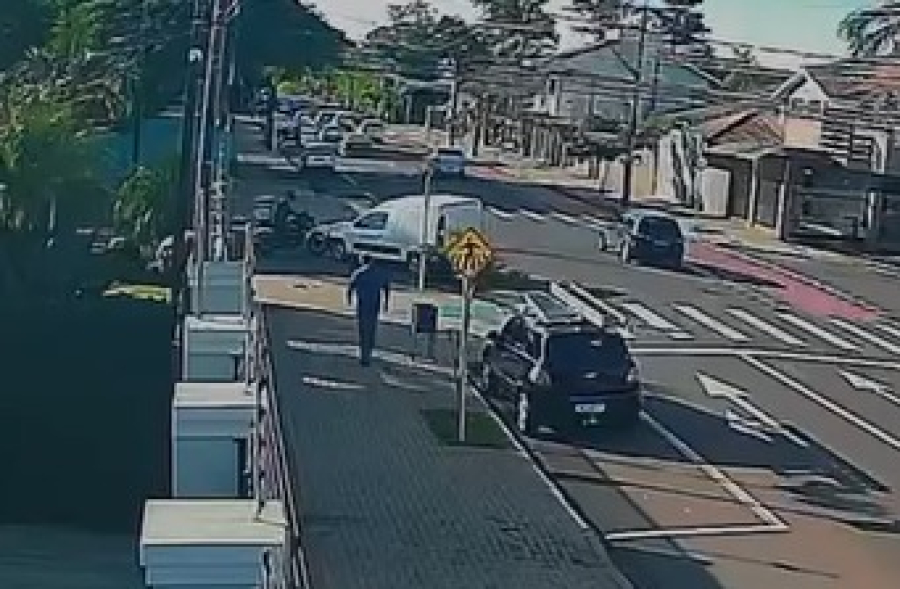 Câmera flagra acidente entre moto e Fiorino no Maria Luiza