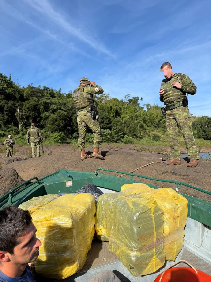 PF e PM apreendem quase 100 quilos de maconha em Foz do Iguaçu