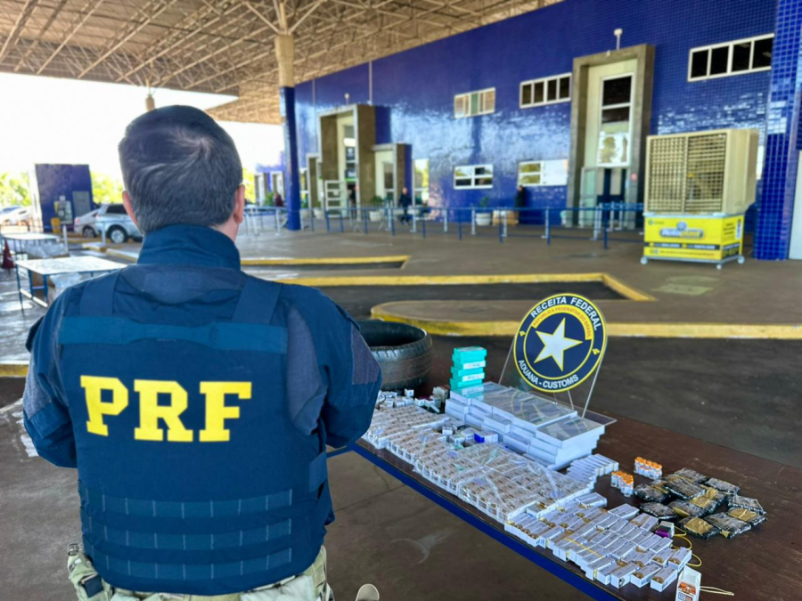 PRF apreende mercadorias contrabandeadas ocultas em micro-ônibus paraguaio na BR-277