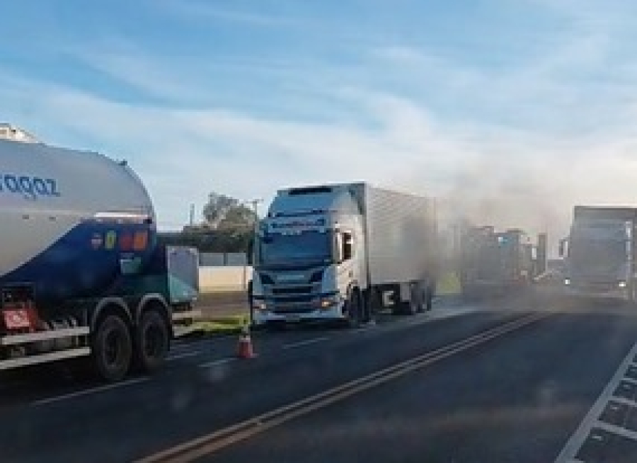Bombeiros combatem incêndio em caminhão na BR-277