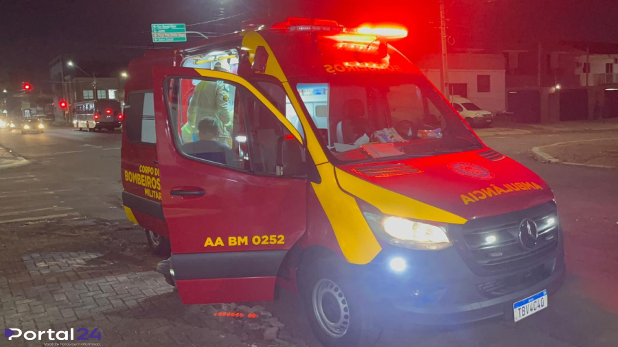 Motoboy fica ferido após perder controle da moto e bater em carro no bairro Neva, em Cascavel