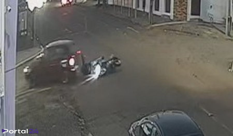 Câmera flagra queda de motoboy antes de colisão com carro no bairro Neva, em Cascavel