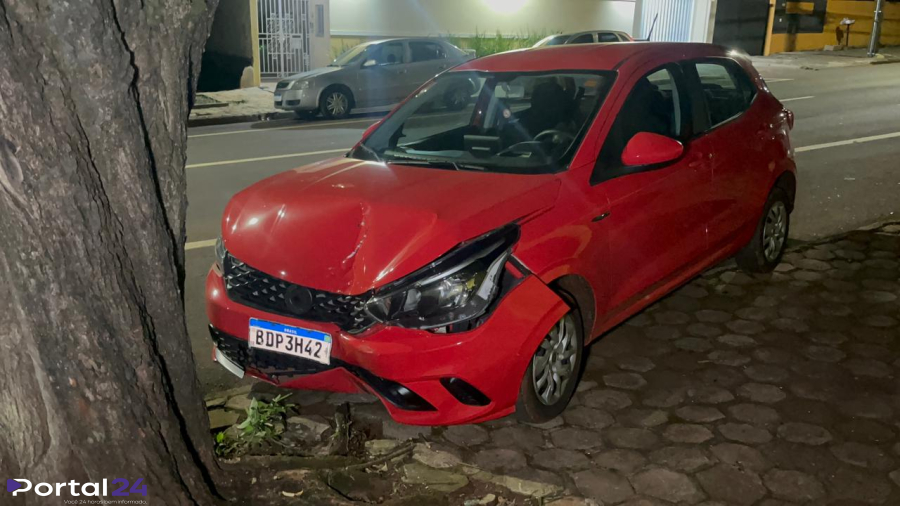 Motorista perde controle e carro para ao atingir árvore no Centro de Cascavel