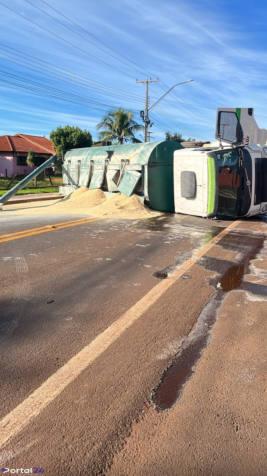 Câmera registra tombamento de caminhão carregado com ração na PR-495 em Santa Helena