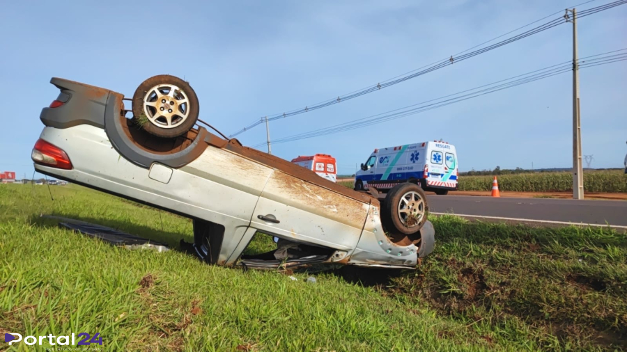 Três veículos se envolvem em acidente na BR-277 em Cascavel; um carro capota