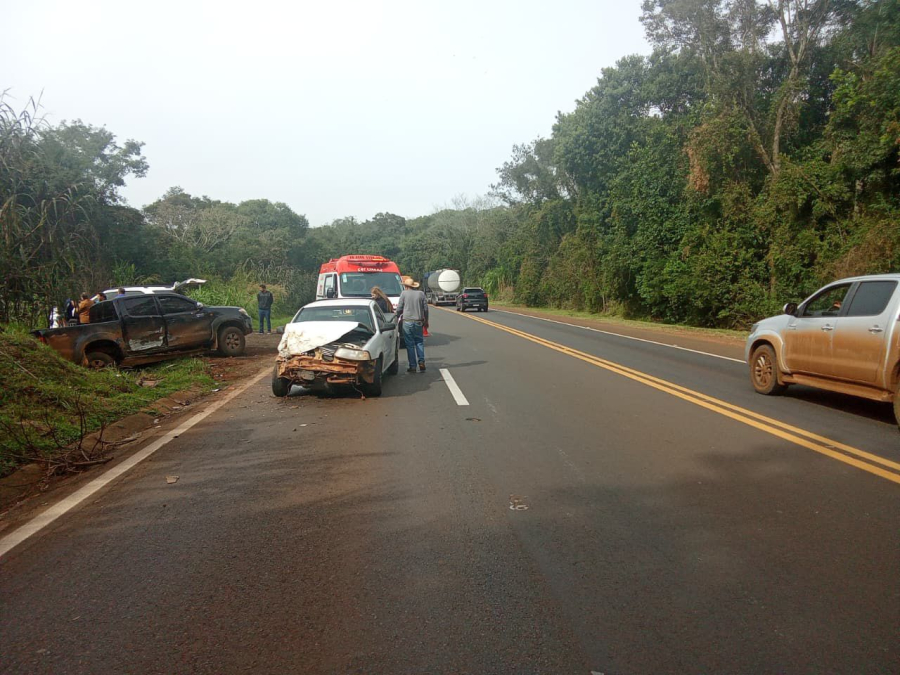 Hillux e Saveiro colidem na BR-277