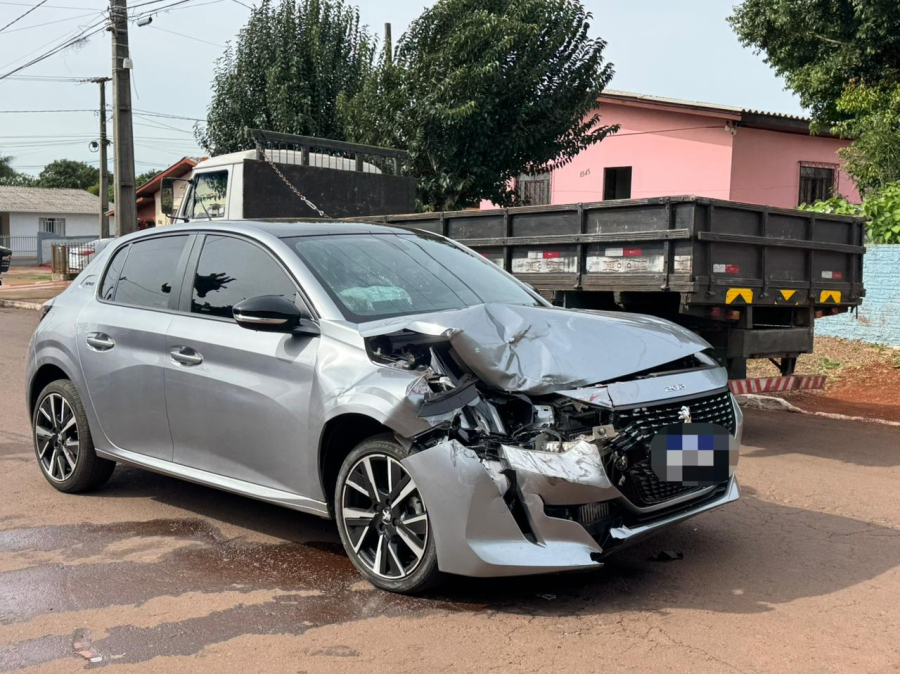 Peugeot bate em Sandero estacionado em Santa Tereza do Oeste