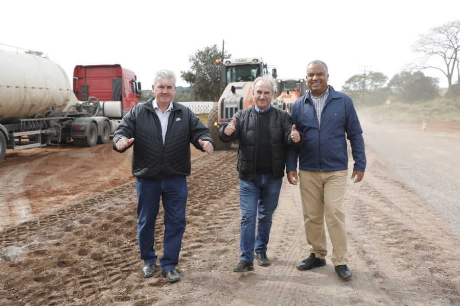 Prefeitura avança com obra pavimentação da Estrada Jacob Munhak e marca avanço histórico no interior de Cascavel