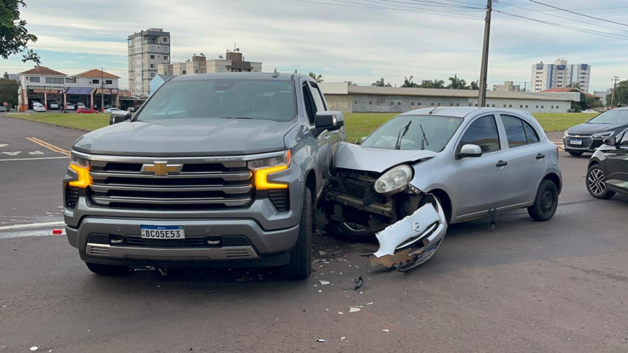 Silverado e Nissan March batem em cruzamento no Coqueiral