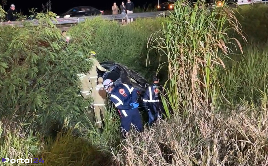 Carro bate em mureta, capota e deixa vítima presa às ferragens em Foz do Iguaçu