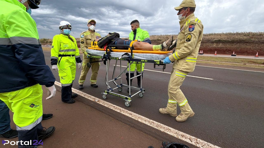Ciclista fica ferido após colidir contra veículo estacionado na BR-163