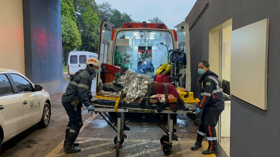 Vítima grave de acidente com ônibus é encaminhada ao HU
