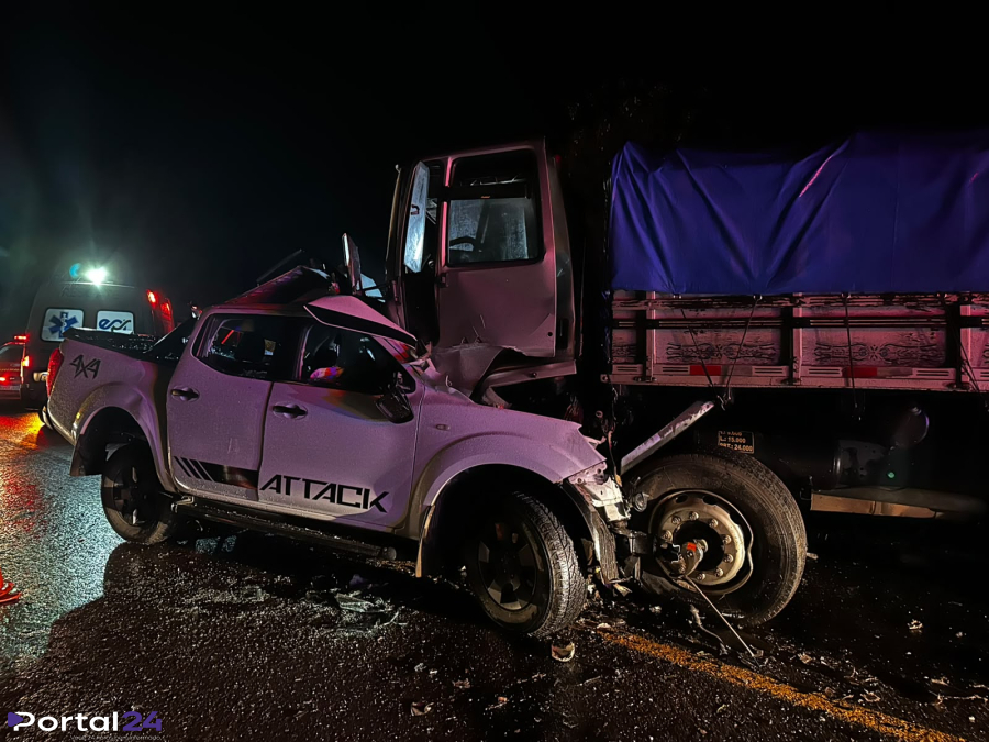 Caminhonete fica destruída após grave acidente com caminhão na BR-277, em Guaraniaçu