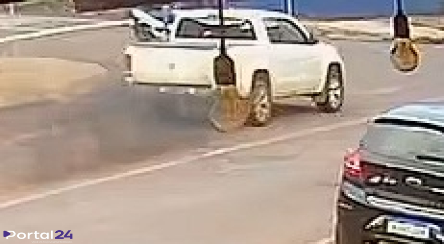 Câmera flagra motociclista furando a preferencial antes de acidente no Centro de Cascavel