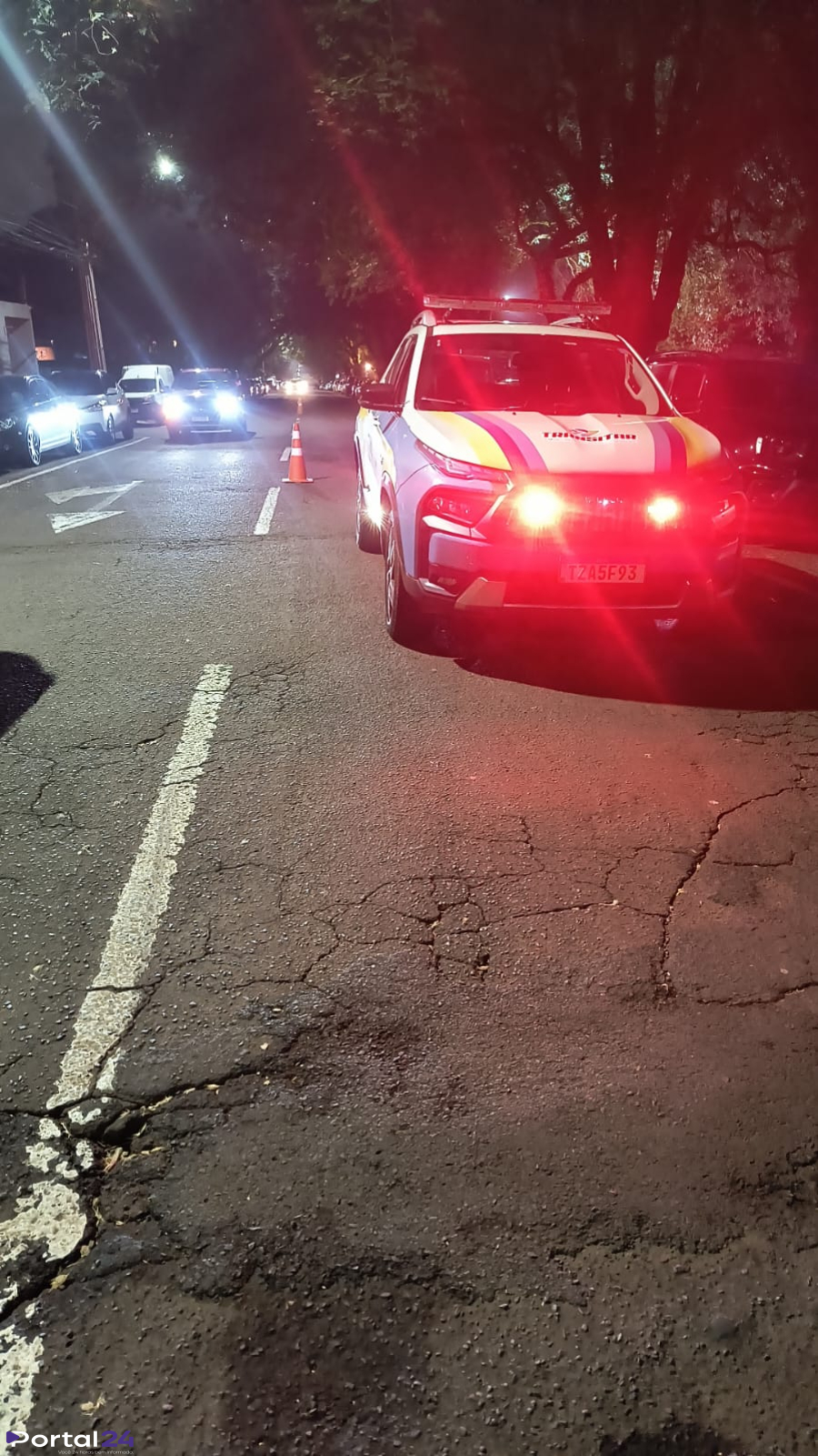 Motociclista fica ferido em colisão entre carro e moto no cruzamento das ruas Rafael Picoli e Mato Grosso, em Cascavel