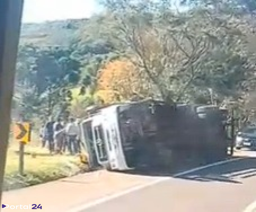 Caminhão boiadeiro carregado com cavalos tomba na BR-277, em Nova Laranjeiras