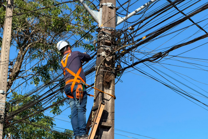 Copel realiza mutirão de regularização de cabos de telecom em Cambé e em Arapongas 