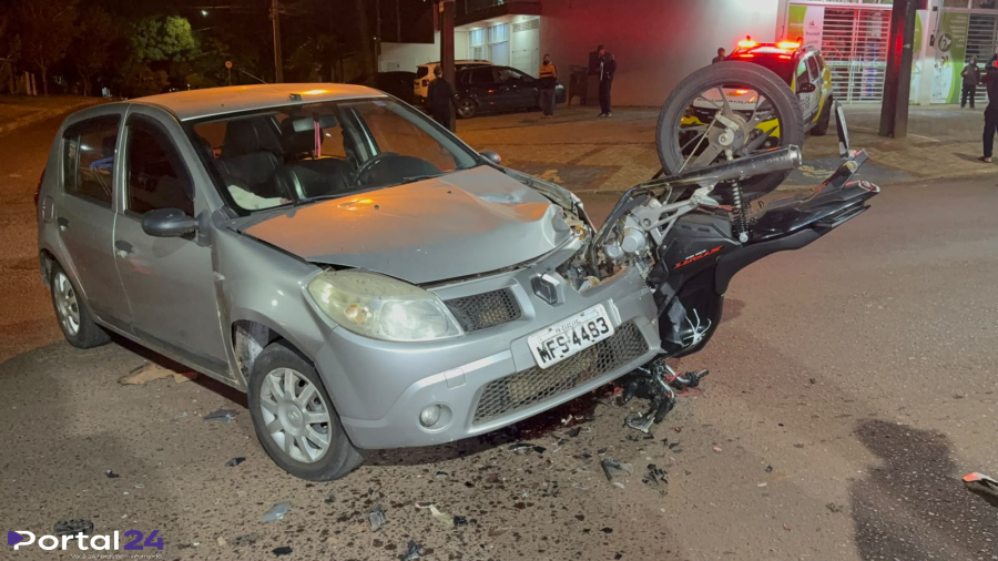 Motociclista fica ferido após forte colisão com carro no Bairro Universitário, em Cascavel