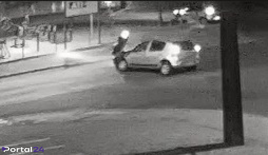 Câmera de segurança registra forte colisão entre moto e carro no Bairro Universitário, em Cascavel
