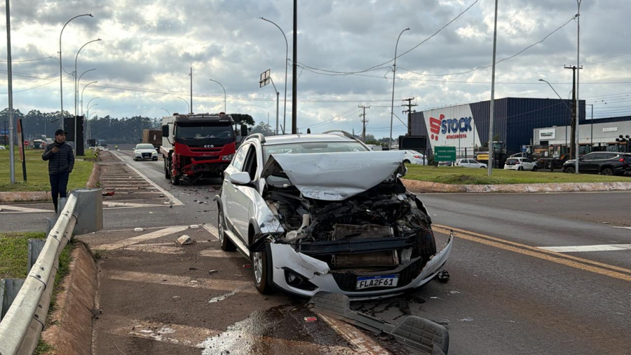 Três carros se envolvem em acidente no Trevo da Portal