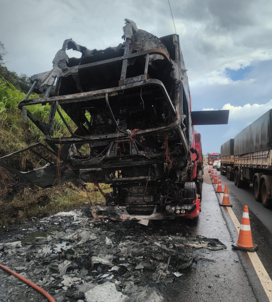 Incêndio destrói cabine de caminhão na BR-163