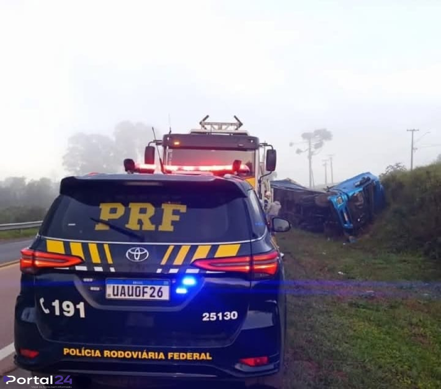 Caminhão carregado com biscoitos sai da pista e tomba na BR-476 entre Lapa e Contenda