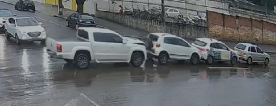 Vídeo capta engavetamento no centro de Cascavel
