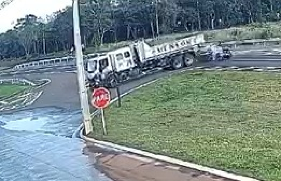 Câmera capta acidente entre carro e caminhão na BR-277