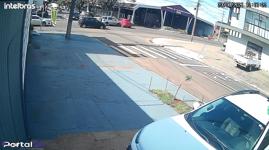 Vídeo de Câmera de segurança mostra Fiat Argo sendo arrastado após forte batida na Rua Rio da Paz