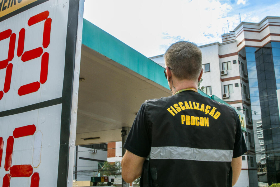 Procon identifica indícios de irregularidades em cinco postos de combustíveis