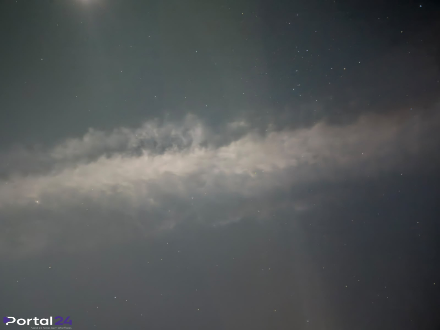 Faixa de nuvens iluminada pela Lua chama atenção durante chegada de onda de frio em Quedas do Iguaçu