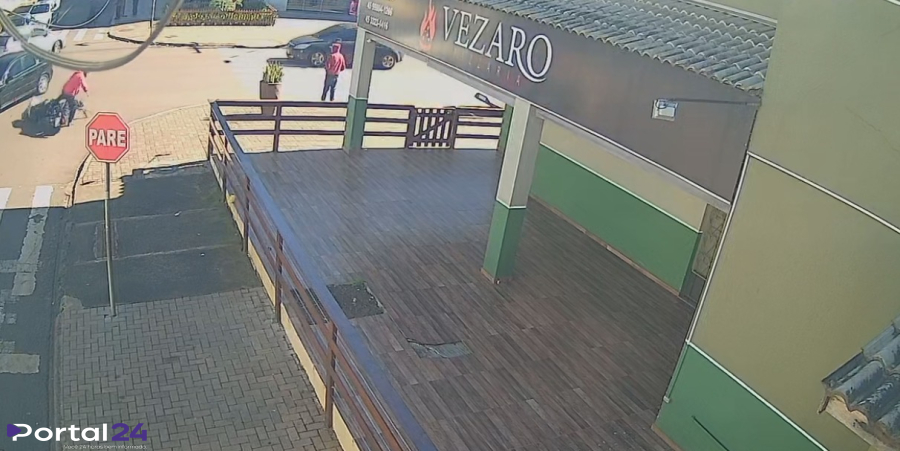 Adolescente fica ferida após colisão entre carro e scooter elétrica no Interlagos