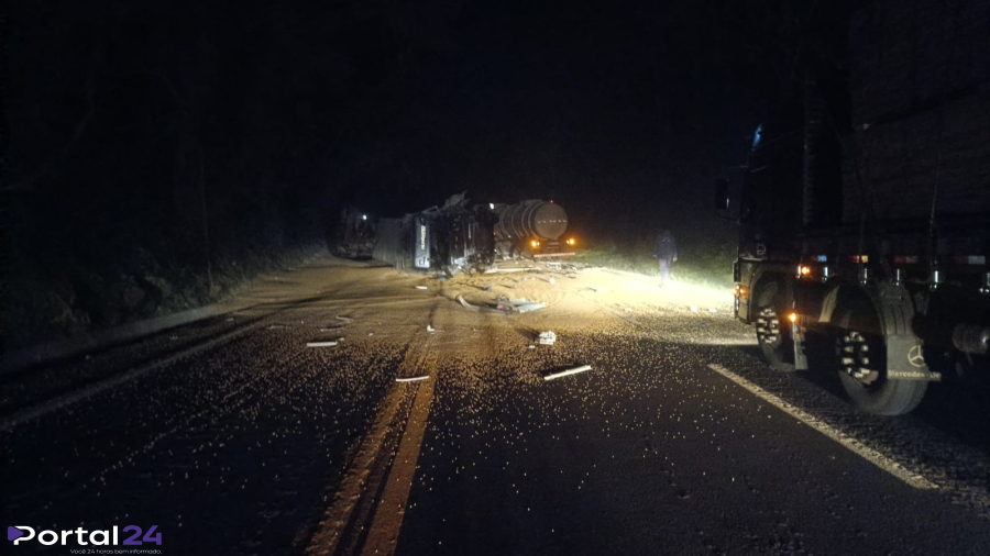 Carreta tomba e bloqueia os dois sentidos da BR-158 entre Coronel Vivida e Pato Branco