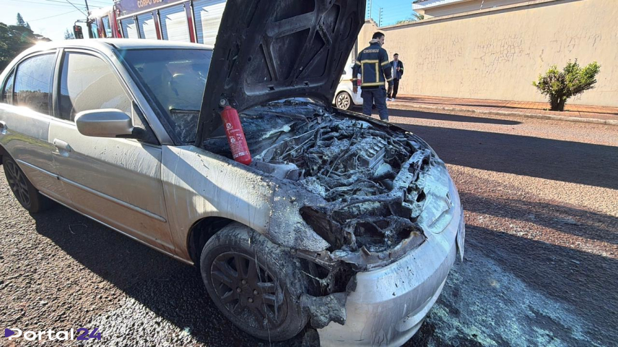 Carro é destruído por incêndio e mobiliza bombeiros em Cascavel
